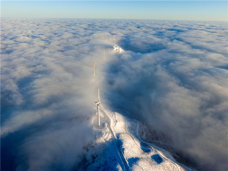 Una foto aérea del 6 de diciembre muestra el hermoso paisaje de nieve en la zona de espectacular Jiucaiping en el distrito Hezhang, provincia de Guizhou, suroeste de China.  (Fotos: Chen Chunzhi/para chinadaily.com.cn)