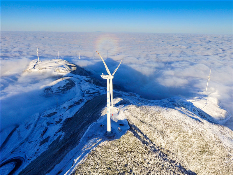 Monta?as cubiertas de nieve y mares de nubes.  (Fotos: Chen Chunzhi/para chinadaily.com.cn)