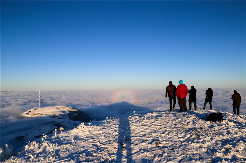 Los visitantes disfrutan del paisaje magnífico desde el pico de la monta?a.  (Fotos: Chen Chunzhi/para chinadaily.com.cn)