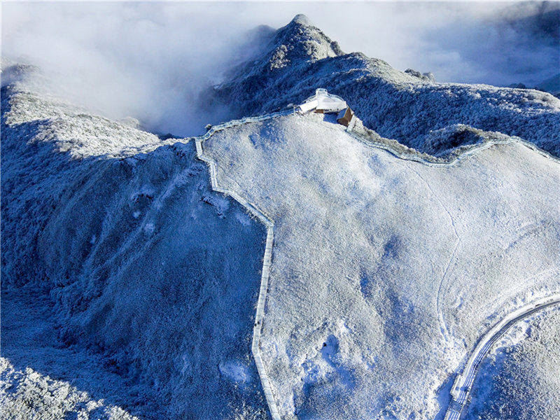 Las laderas cubiertas de nieve como grandes murallas blancas de la monta?a.  (Fotos: Chen Chunzhi/para chinadaily.com.cn)