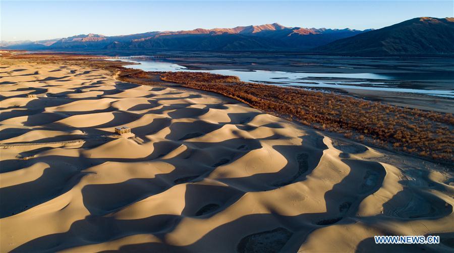 Paisaje a lo largo del río Yarlung Zangbo en el Tíbet