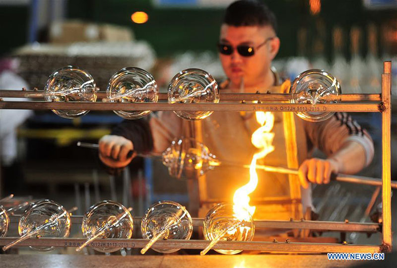 Un trabajador funde el vidrio en el Museo del Vidrio en la ciudad de Hejian, provincia de Hebei, en el norte de China, el 18 de diciembre de 2019. 