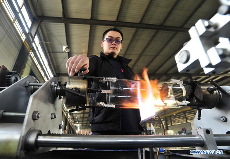 Un trabajador funde el vidrio en el Museo del Vidrio en la ciudad de Hejian, provincia de Hebei, en el norte de China, el 18 de diciembre de 2019. 