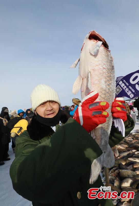 Se celebran actividades de pesca en hielo en el lago Nuogan de Mongolia Interior