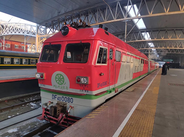 El tren "Hulunbuir" se detiene en la estación de tren de Hailar. [Foto / cuenta de WeChat de CRRC]