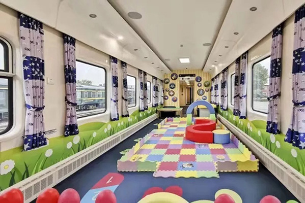 El vagón temático para ni?os tiene sofás, mobiliario infantil e instalaciones recreativas. [Foto / cuenta de WeChat de CRRC]