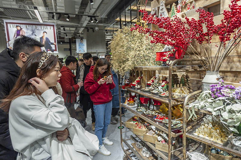 Los consumidores observan los artículos navide?os en la tienda insignia mundial de la marca "niko and ..." en Shanghai, el 21 de diciembre de 2019. [Foto / Xinhua]