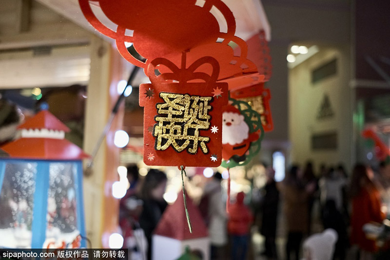 Decoraciones navide?as en el Centro Comercial Solana en Beijing, el 20 de diciembre de 2019. [Foto / Sipa]