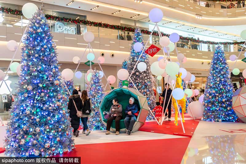 Decoraciones navide?as alegran un centro comercial en Shanghai, el 22 de diciembre de 2019. [Foto / Sipa]