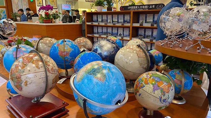 Una vista interior de la primera librería de mapas de China. La librería abrió en el distrito Shijingshan de Beijing, el 23 de diciembre de 2019. [Foto de Yang Wanli / chinadaily.com.cn]