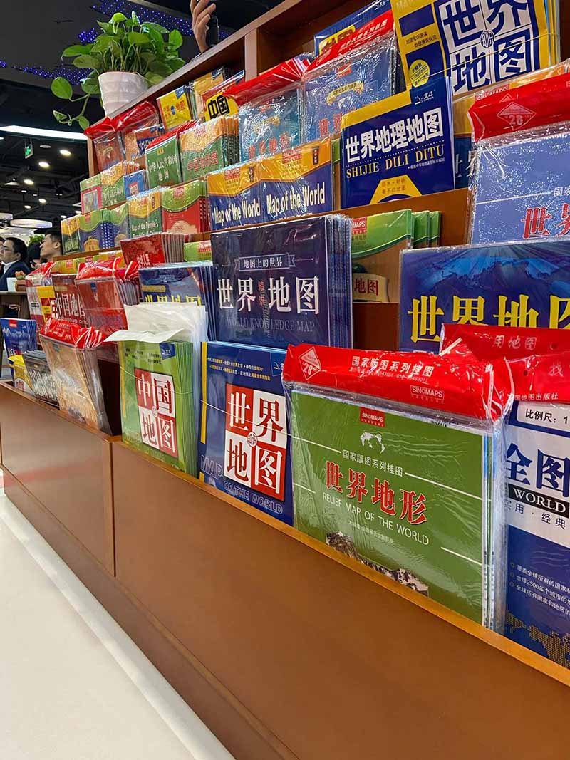 Una vista interior de la primera librería de mapas de China. La librería abrió en el distrito Shijingshan de Beijing, el 23 de diciembre de 2019. [Foto de Yang Wanli / chinadaily.com.cn]