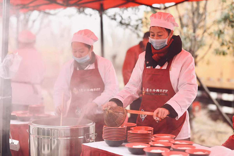 Las cocineras preparan fideos de arroz. [Foto proporcionada a chinadaily.com.cn]