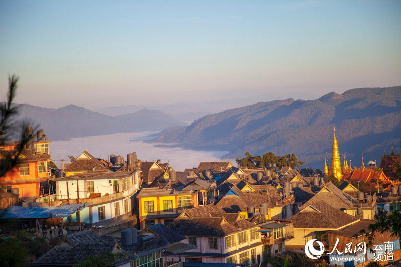 Impresionante mar de nubes sobre la monta?a Jingmai en Yunnan