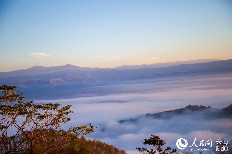 Impresionante mar de nubes sobre la monta?a Jingmai en Yunnan