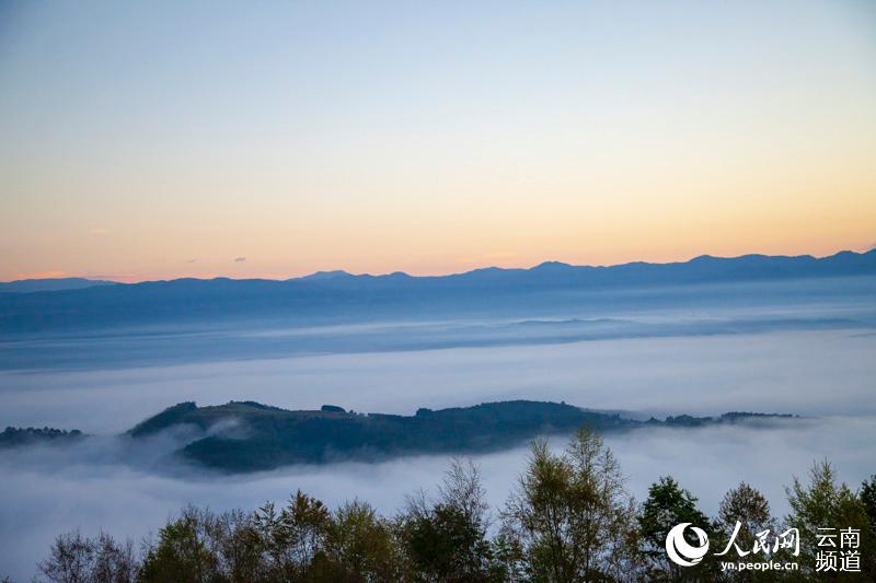 Impresionante mar de nubes sobre la monta?a Jingmai en Yunnan