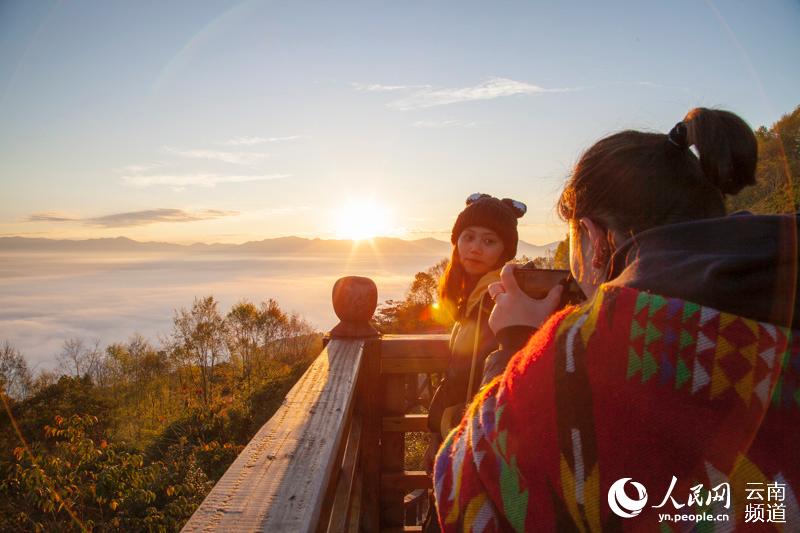 Impresionante mar de nubes sobre la monta?a Jingmai en Yunnan