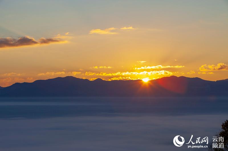 Impresionante mar de nubes sobre la monta?a Jingmai en Yunnan