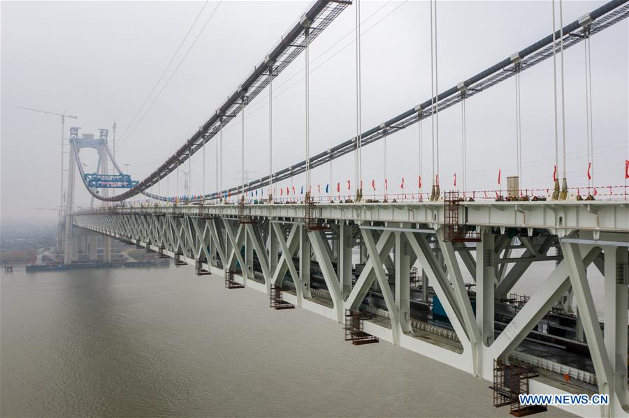 Finaliza la construcción del cuerpo principal del primer puente colgante de China con autopista y línea de ferrocarril 