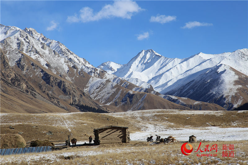 La nieve cubre la pradera de Zhaosu ofreciendo una imagen impresionante 