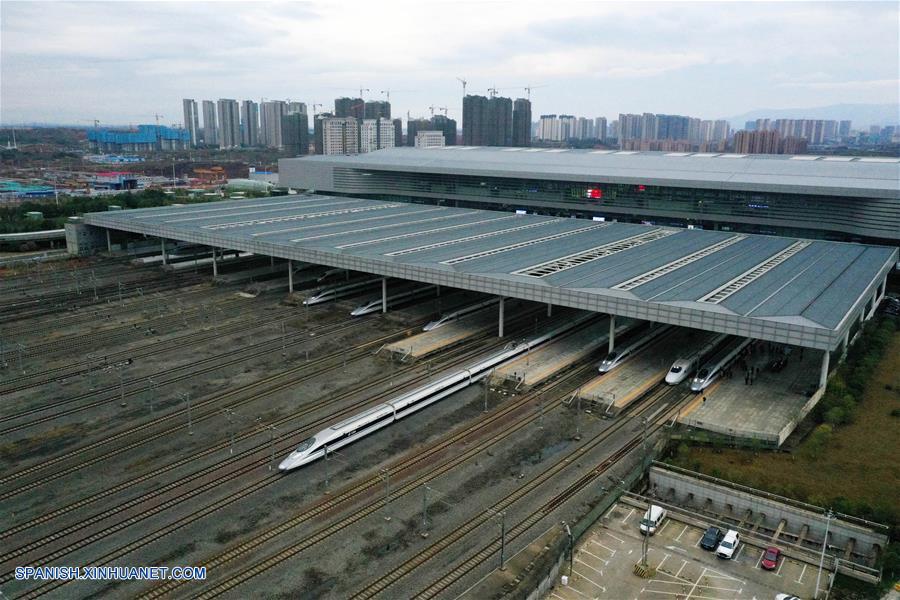 Vista aérea del 26 de diciembre de 2019 del primer tren de alta velocidad G5025 saliendo de la Estación Nanchang Oeste después de la inauguración del ferrocarril de alta velocidad Nanchang-Ganzhou, en Nanchang, capital de la provincia de Jiangxi, en el este de China. Un ferrocarril de alta velocidad inició operaciones el jueves en la provincia china de Jianxi, enlazando la capital provincial Nanchang con la "cuna de la revolución china" Jinggangshan y la zona rica en tierras raras de Ganzhou. La vía de 418 kilómetros de largo está dise?ada para una velocidad de 350 km por hora y acorta el antiguo viaje por tren de cuatro horas a menos de dos horas. (Xinhua/Peng Zhaozhi)