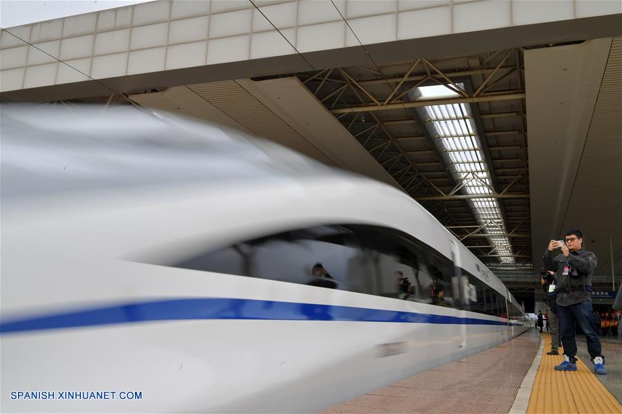 Un tren de alta velocidad G5033, dirigiéndose a la Estación Ganzhou Oeste, sale de la Estación Nanchang Oeste, en Nanchang, capital de la provincia de Jiangxi, en el este de China, el 26 de diciembre de 2019. Un ferrocarril de alta velocidad inició operaciones el jueves en la provincia china de Jianxi, enlazando la capital provincial Nanchang con la "cuna de la revolución china" Jinggangshan y la zona rica en tierras raras de Ganzhou. La vía de 418 kilómetros de largo está dise?ada para una velocidad de 350 km por hora y acorta el antiguo viaje por tren de cuatro horas a menos de dos horas. (Xinhua/Peng Zhaozhi)