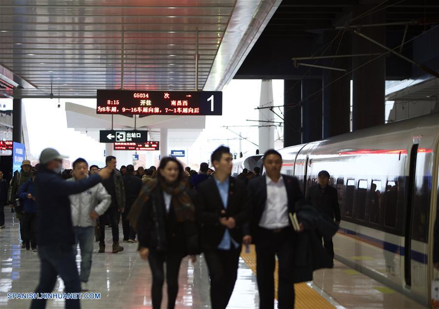 Pasajeros caminan en la plataforma de la Estación Ganzhou Oeste, en la ciudad de Ganzhou, provincia de Jiangxi, en el este de China, el 26 de diciembre de 2019. Un ferrocarril de alta velocidad inició operaciones el jueves en la provincia china de Jianxi, enlazando la capital provincial Nanchang con la "cuna de la revolución china" Jinggangshan y la zona rica en tierras raras de Ganzhou. La vía de 418 kilómetros de largo está dise?ada para una velocidad de 350 km por hora y acorta el antiguo viaje por tren de cuatro horas a menos de dos horas. (Xinhua/Zhang Haobo)