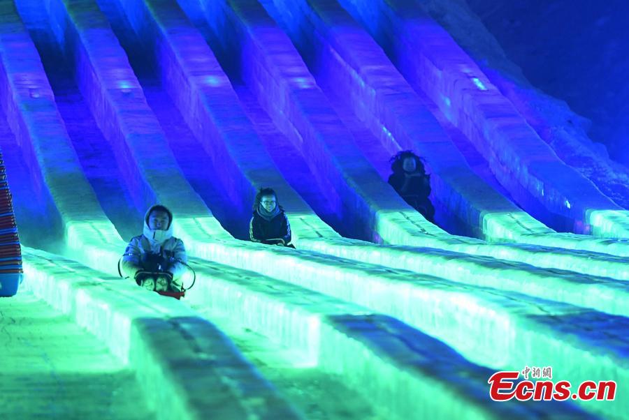 Inauguran un tobogán de hielo de 420 metros de largo en Changchun