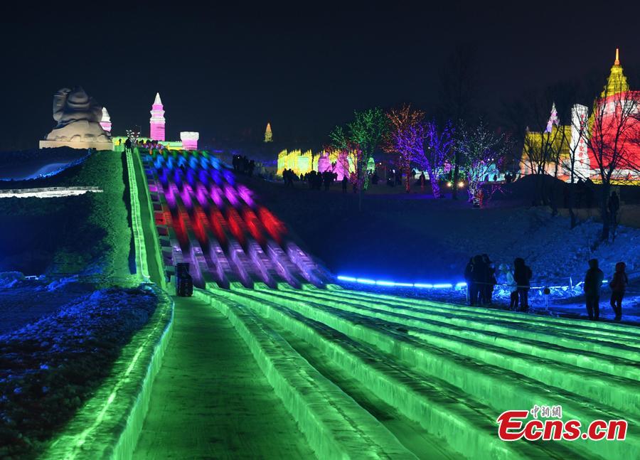 Inauguran un tobogán de hielo de 420 metros de largo en Changchun