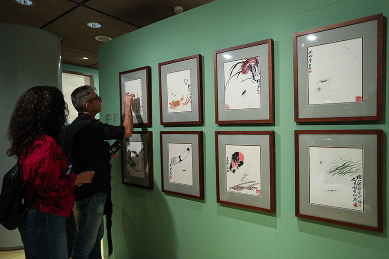 La exposición “Truthful Being of Mysterious Orient” ofrece al público europeo una mirada hacia la estética, espiritualidad y valores fundamentales del arte chino, expresados a través de la obra del maestro Qi Baishi. [Foto: proporcionada a China Daily]