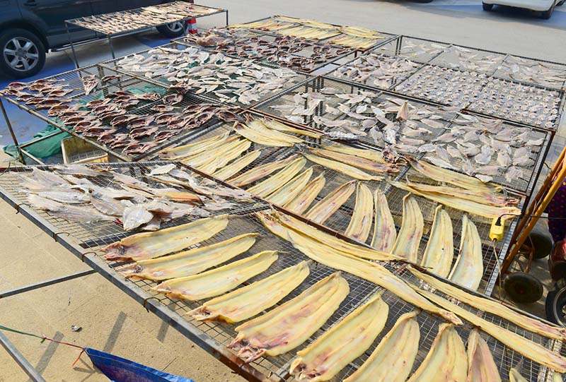 Imagen de pescado salado seco en la entrada de una tienda en el vecindario Wanggezhuang de Qingdao, en la provincia de Shandong, este de China. Se trata de una estampa típica del duodécimo mes del calendario lunar chino, conocido como layue en chino. [Fotos de Wang Hua / para chinadaily.com.cn]