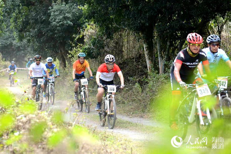 Se celebra el festival cultural de bicicletas al pie de un volcán en Haikou