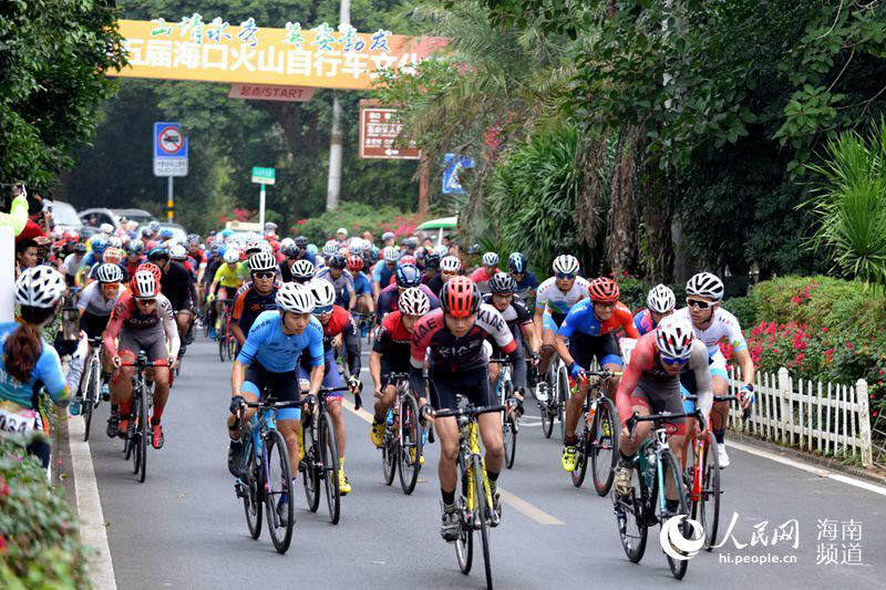 Se celebra el festival cultural de bicicletas al pie de un volcán en Haikou