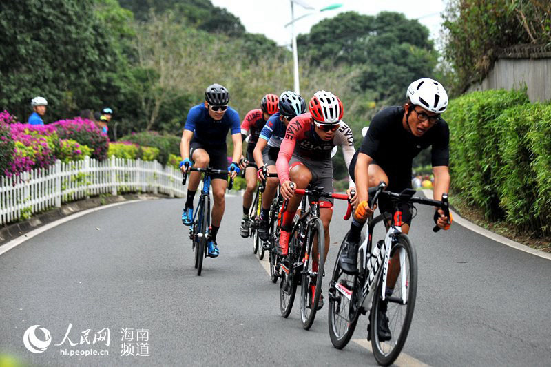 Se celebra el festival cultural de bicicletas al pie de un volcán en Haikou