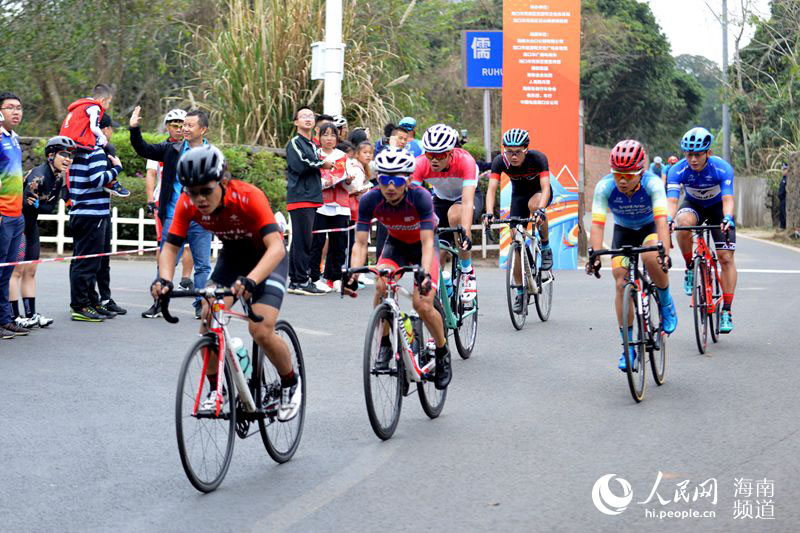 Se celebra el festival cultural de bicicletas al pie de un volcán en Haikou