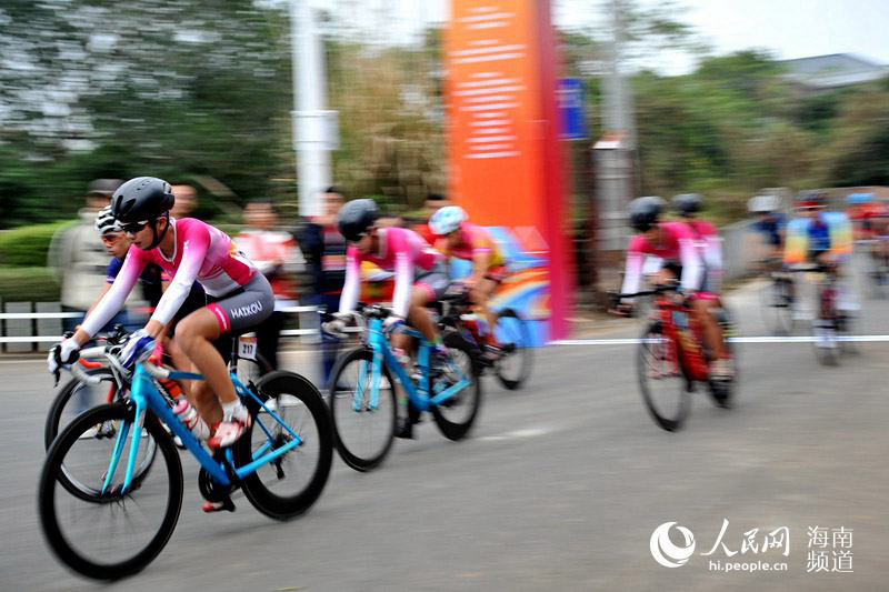 Se celebra el festival cultural de bicicletas al pie de un volcán en Haikou