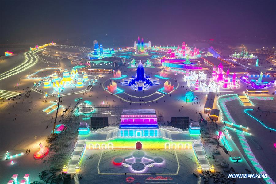 Vista nocturna del XXI Festival del Mundo de Hielo y Nieve de Harbin