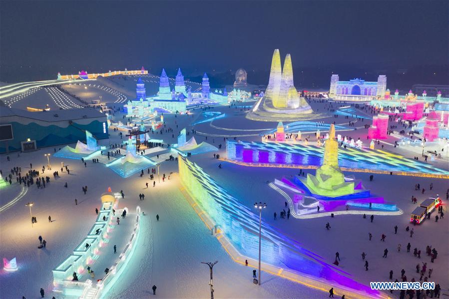 Vista nocturna del XXI Festival del Mundo de Hielo y Nieve de Harbin