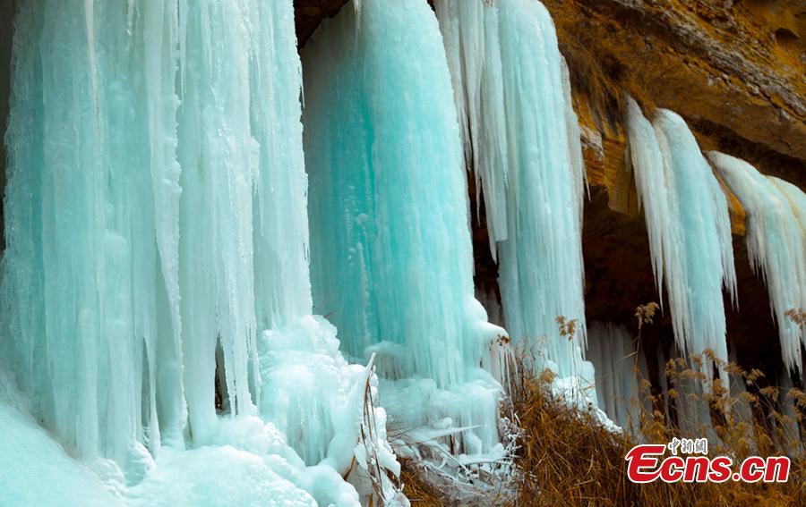 Maravilla natural: cascada de hielo en los acantilados de Xiaojin