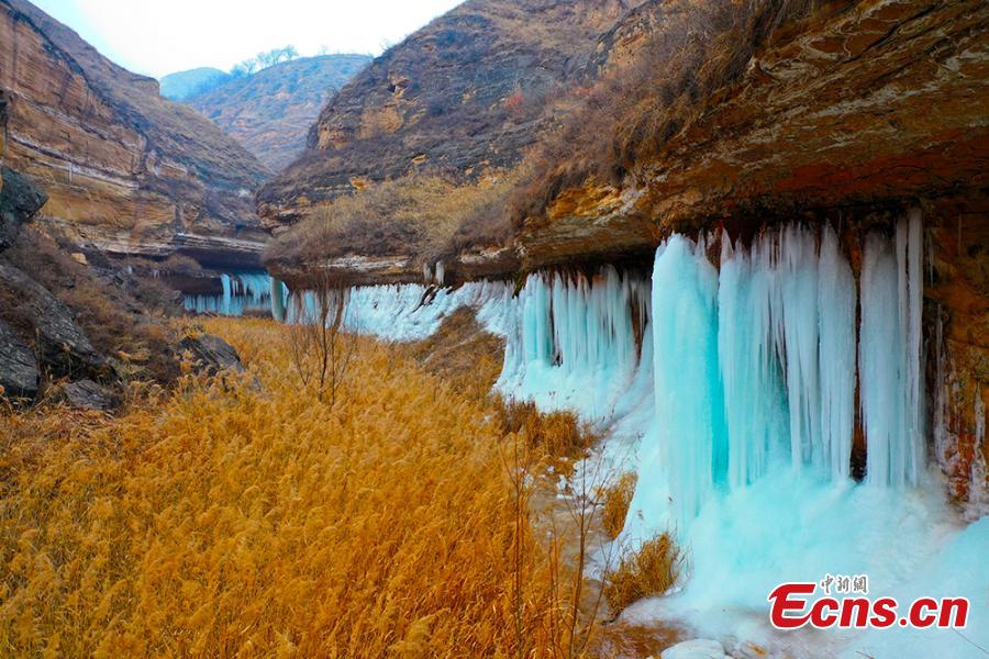 Maravilla natural: cascada de hielo en los acantilados de Xiaojin