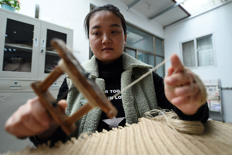 Guo Juan enrolla una cuerda de cá?amo en su fábrica en el condado Gangu, provincia de Gansu, noroeste de China, el 10 de enero de 2020. [Foto / Xinhua]