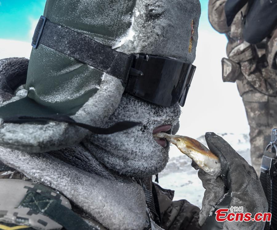 Las tropas fronterizas soportan fuertes vientos y nevadas en el Tíbet