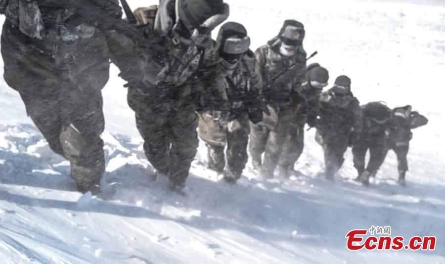 Las tropas fronterizas soportan fuertes vientos y nevadas en el Tíbet