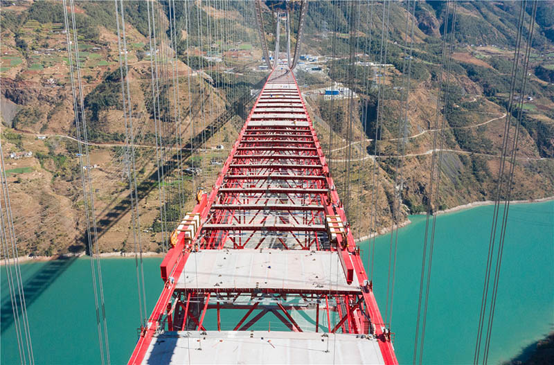 La construcción del puente colgante más grande del mundo, el puente del río Jin'an-Jinsha, finalizó el miércoles en la provincia de Yunnan, suroeste de China, marcando la finalización de la estructura principal del puente, el 15 de enero de 2020. [Foto de Zhang Qinglong para chinadaily.com.cn]