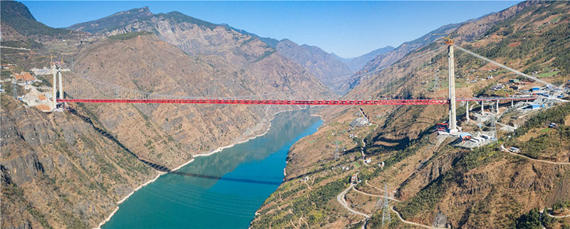 La construcción del puente colgante más grande del mundo, el puente del río Jin'an-Jinsha, finalizó el miércoles en la provincia de Yunnan, suroeste de China, marcando la finalización de la estructura principal del puente, el 15 de enero de 2020. [Foto de Zhang Qinglong para chinadaily.com.cn]