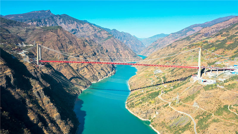 La construcción del puente colgante más grande del mundo, el puente del río Jin'an-Jinsha, finalizó el miércoles en la provincia de Yunnan, suroeste de China, marcando la finalización de la estructura principal del puente, el 15 de enero de 2020. [Foto de Zhang Qinglong para chinadaily.com.cn]