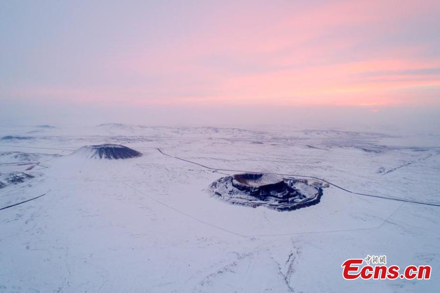 El grupo de volcanes Ulan Hada quedan cubiertos por la nieve