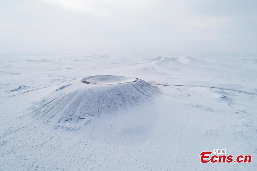 El grupo de volcanes Ulan Hada quedan cubiertos por la nieve