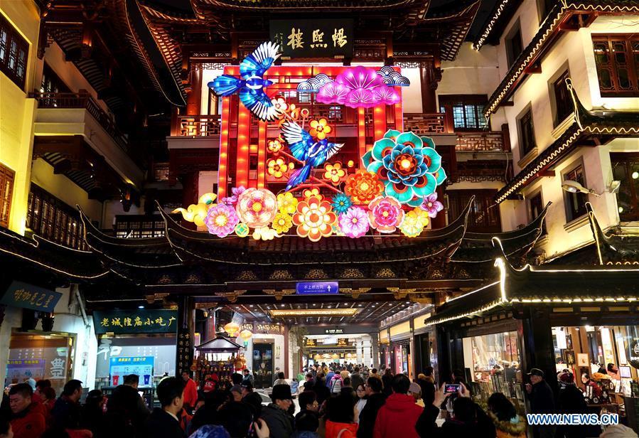 Los faroles iluminan el Jardín Yuyuan en Shanghai