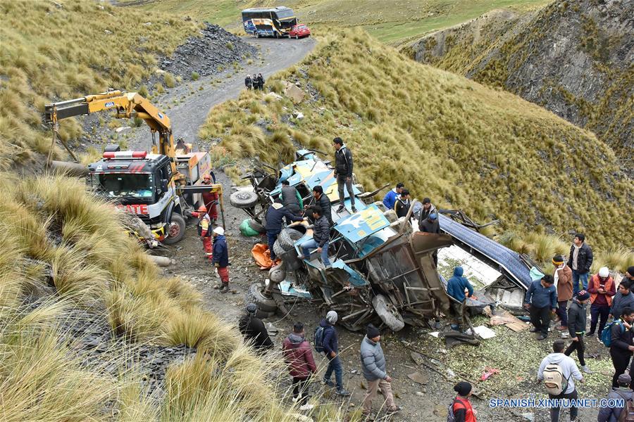 Personas y rescatistas trabajan en el lugar en donde se registró el accidente de un autobús, en el departamento de La Paz, Bolivia, el 31 de enero de 2020. Al menos 15 personas murieron el viernes a consecuencia de la caída a un barranco de un autobús de pasajeros en una carretera del departamento de La Paz, en el oeste de Bolivia, informaron autoridades locales. (Xinhua/Str)