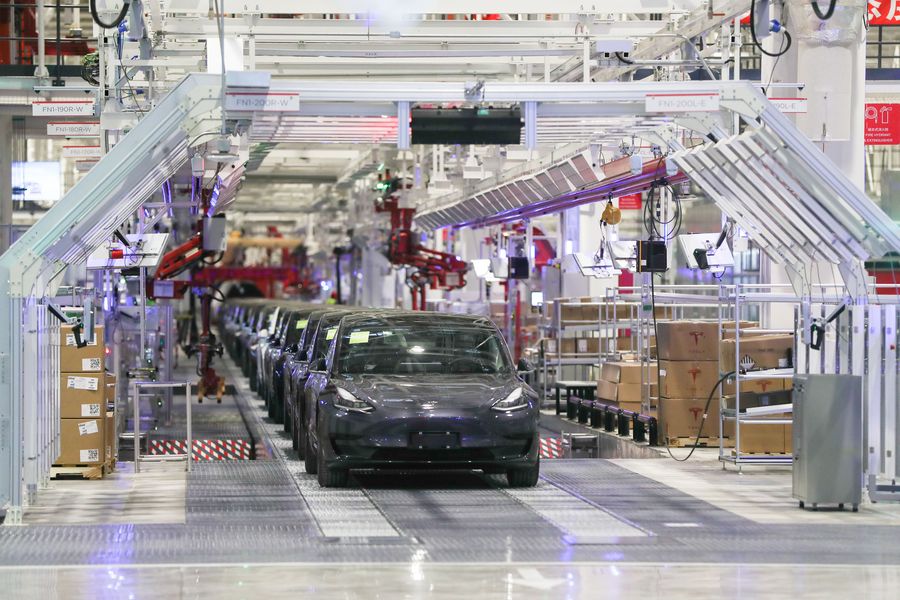 La foto, tomada el 7 de enero de 2020, muestra una línea de producción de la gigafábrica de Tesla en la metrópoli oriental china de Shanghai. (Xinhua/Ding Ting)